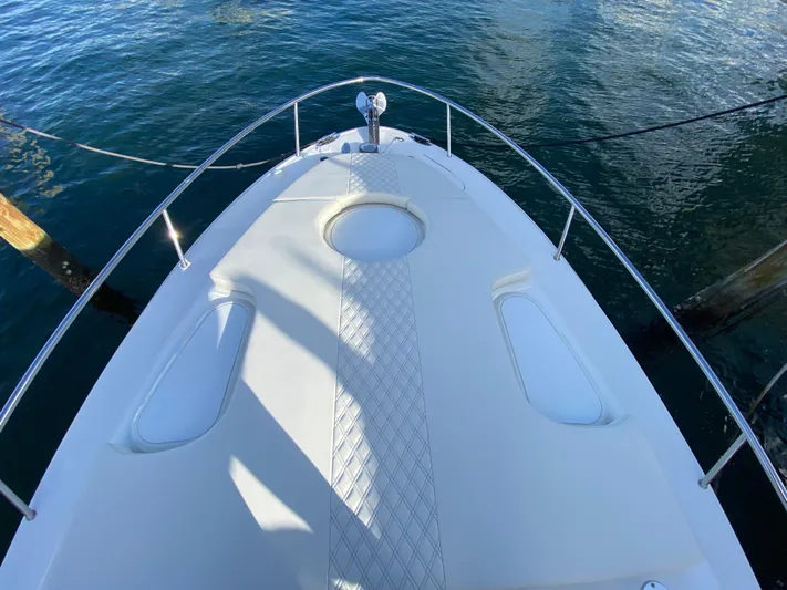  Yacht Photos Pics 2006 Hydra-Sports Vector 3300 VX boat deck, featuring sleek design and water reflections.