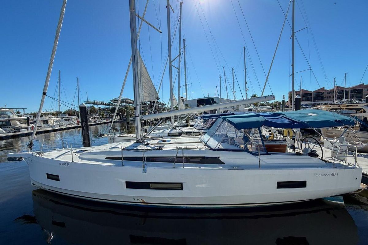 2022 Beneteau 42 