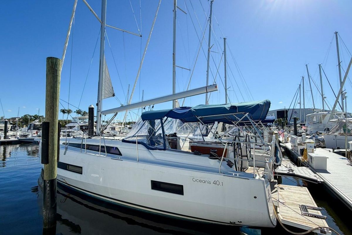 2022 Beneteau 42 