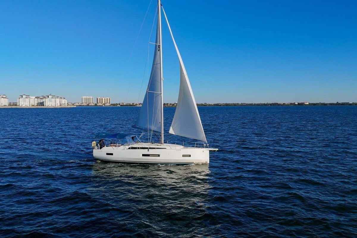 2022 Beneteau 42 