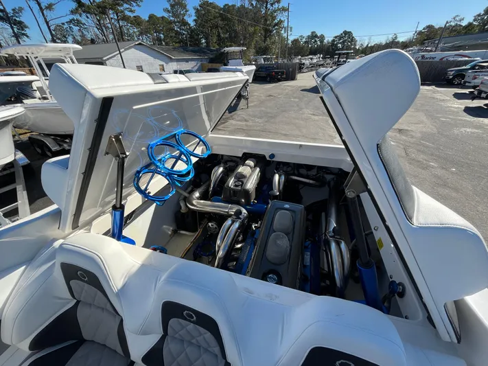  Yacht Photos Pics 2007 Fountain 35 Lightning boat engine in an open compartment.