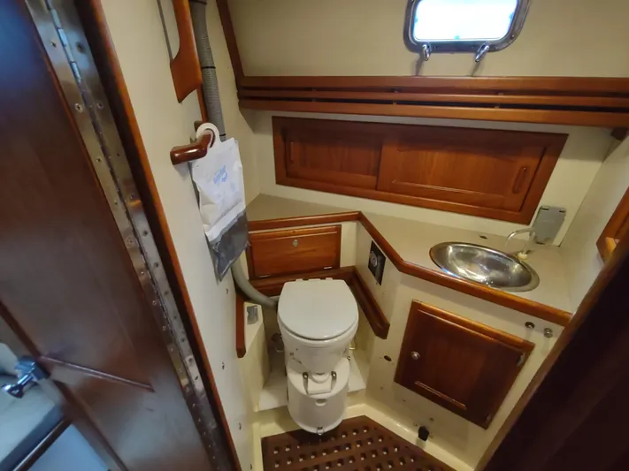 Wu Wei Yacht Photos Pics Bathroom interior of a 1997 Pacific Seacraft 37 sailboat with wooden cabinetry.