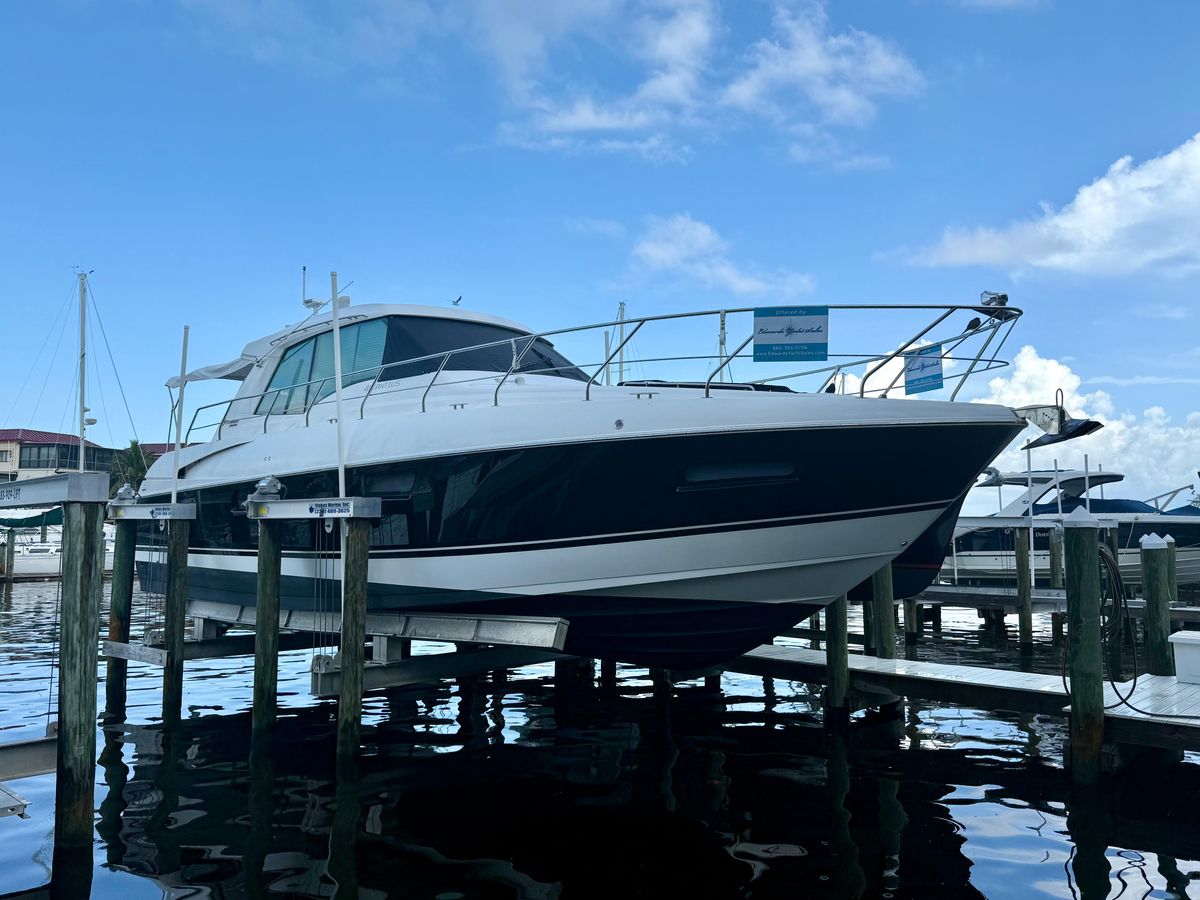2012 Cruisers Yachts 48 