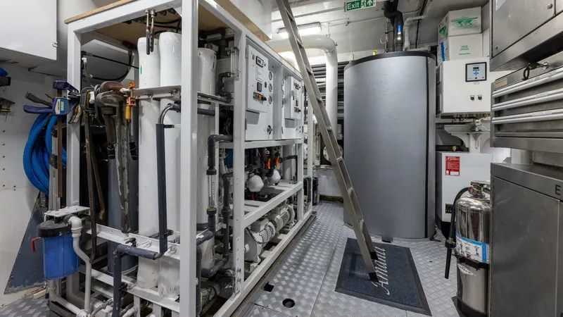 Amanti Yacht Photos Pics 