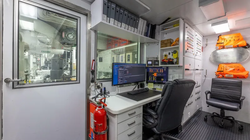 Amanti Yacht Photos Pics 