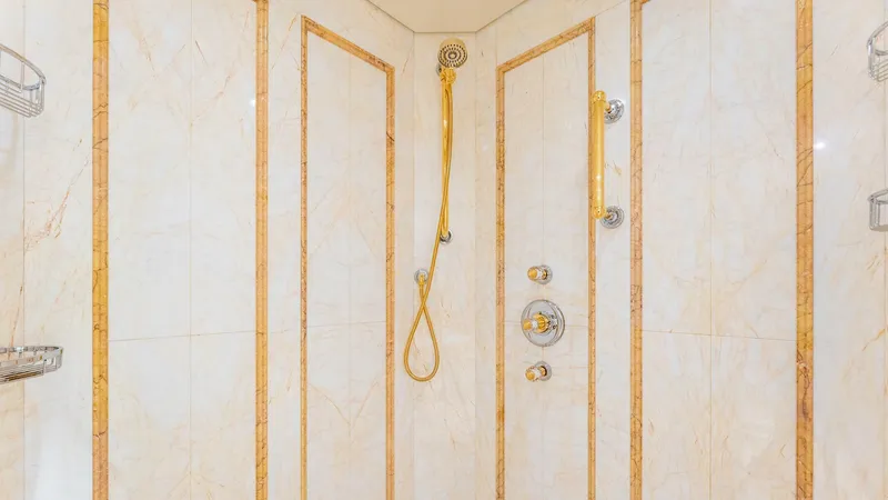 Amanti Yacht Photos Pics 