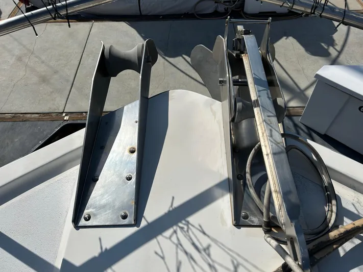 Broker Of Venice Yacht Photos Pics 1988 Sea Ranger aft cabin boat deck with anchor equipment and metal fittings.