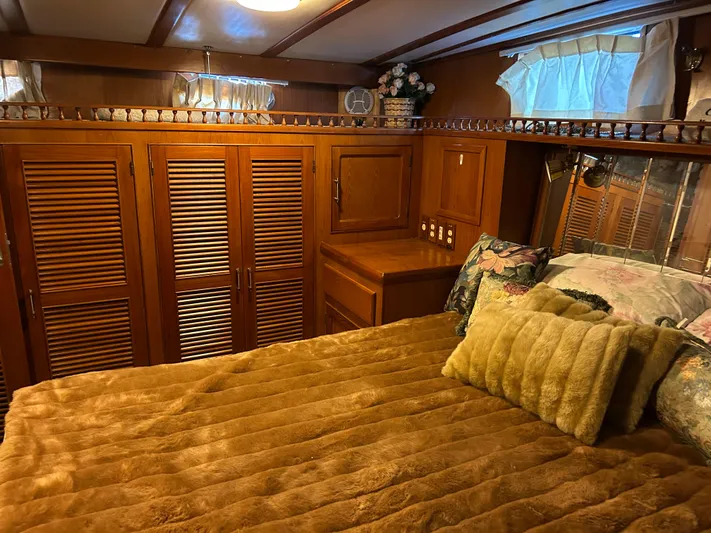 Broker Of Venice Yacht Photos Pics Cozy 1988 Sea Ranger aft cabin with wood paneling and plush bedding.