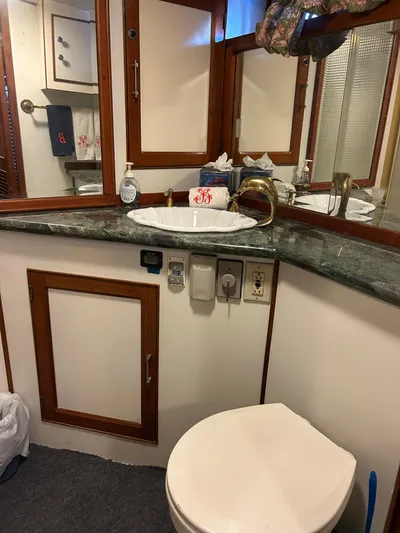 Broker Of Venice Yacht Photos Pics 1988 Sea Ranger aft cabin bathroom with sink, mirror, and toilet.