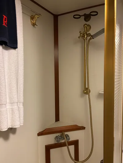 Broker Of Venice Yacht Photos Pics 1988 Sea Ranger aft cabin shower with brass fixtures and wooden accents.