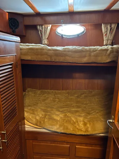 Broker Of Venice Yacht Photos Pics 1988 Sea Ranger aft cabin with cozy wooden interior and bunk beds.