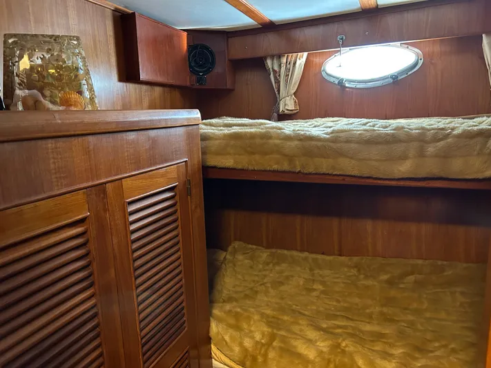 Broker Of Venice Yacht Photos Pics 1988 Sea Ranger aft cabin with wooden interior, bunk beds, and porthole window.