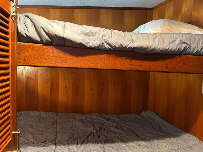 Broker Of Venice Yacht Photos Pics 1988 Sea Ranger aft cabin with wooden bunk beds and gray bedding.
