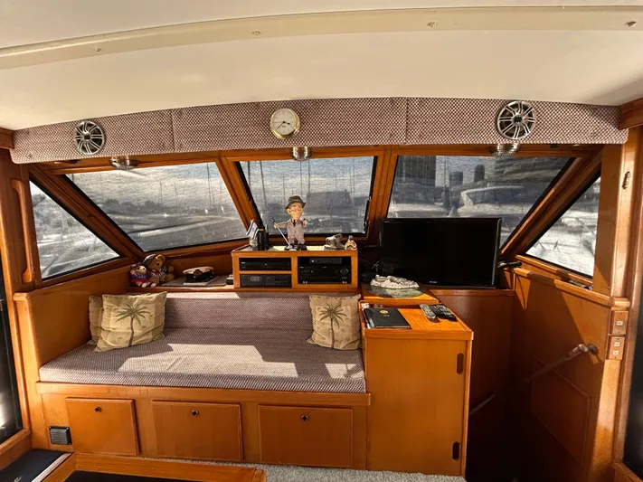 Broker Of Venice Yacht Photos Pics 1988 Sea Ranger aft cabin interior with seating, decor, and electronics.