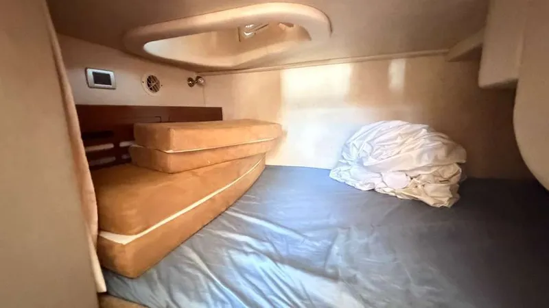  Yacht Photos Pics Interior of 2010 Sea Ray Sundancer 310 yacht cabin.