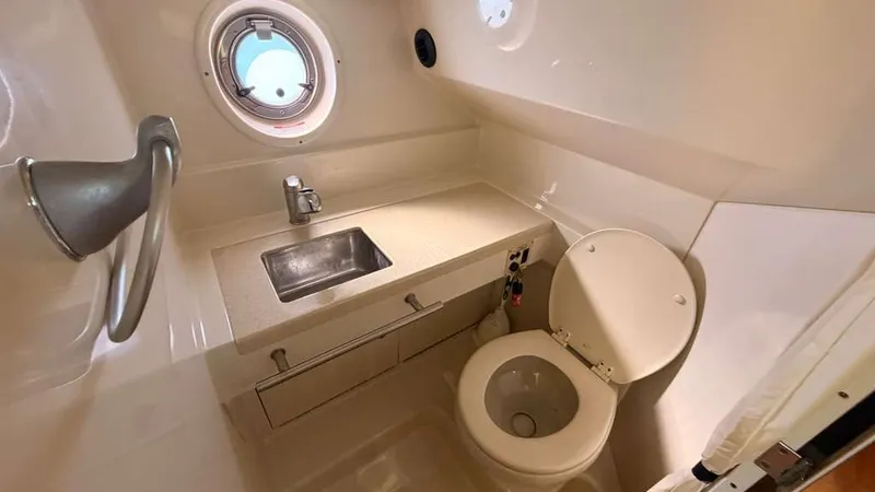  Yacht Photos Pics Bathroom of 2010 Sea Ray Sundancer 310 yacht.