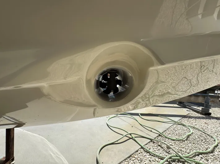  Yacht Photos Pics 2023 Chris-Craft Launch 28 GT hull detail with visible propeller.