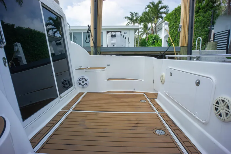  Yacht Photos Pics 2007 Meridian 459 Motoryacht deck with teak flooring and modern amenities.