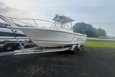 Robalo 2140 Walkaround