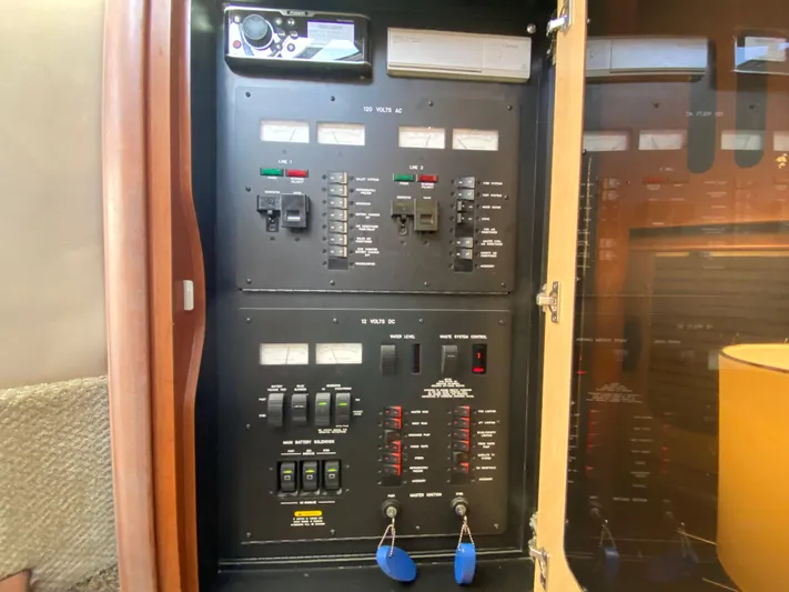 Mojo Risin Yacht Photos Pics 