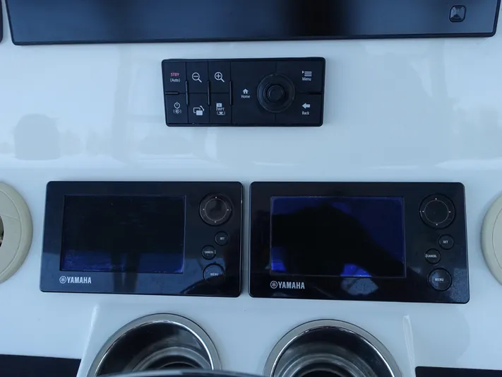  Yacht Photos Pics Control panel of a 2016 Regulator 41 boat with Yamaha displays.