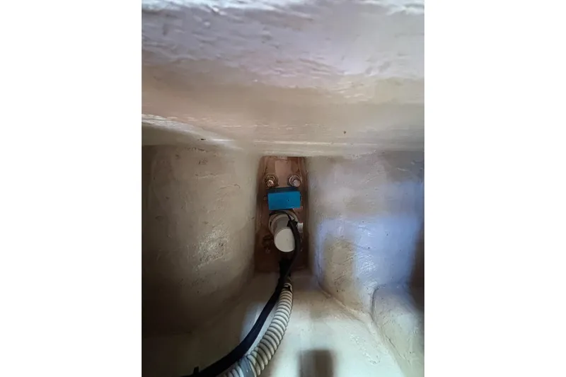 Sandman Yacht Photos Pics Catalina 400 MkII 2004 interior wiring and components detail.