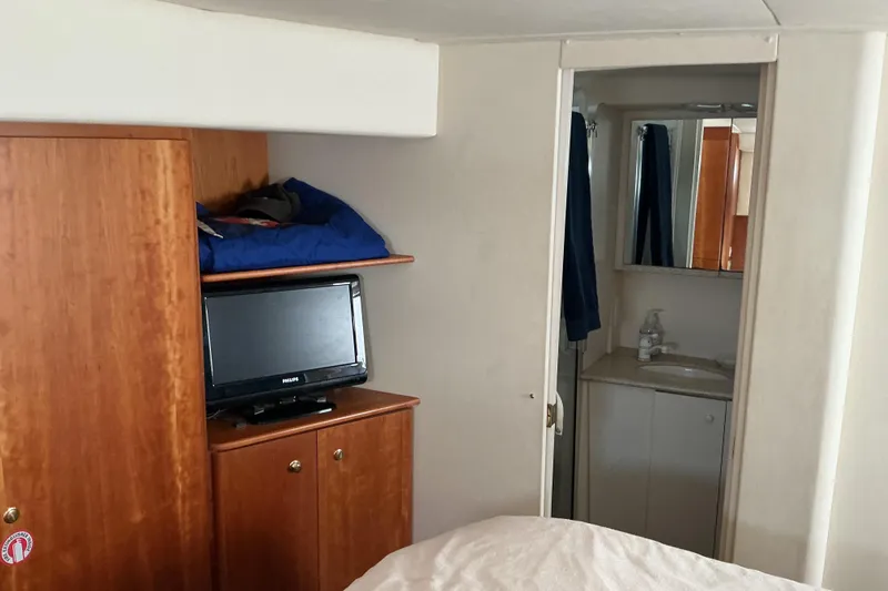 Ananda Yacht Photos Pics Interior of 1999 Silverton 422 Motor Yacht with TV and bathroom view.