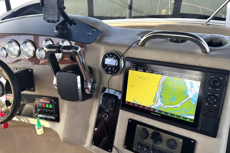 Ananda Yacht Photos Pics Dashboard of a 1999 Silverton 422 Motor Yacht with Garmin navigation system.