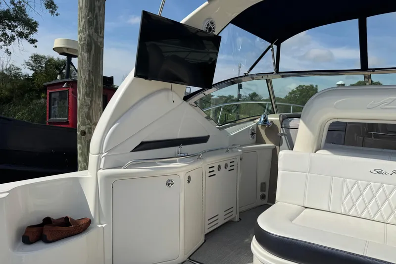  Yacht Photos Pics 2003 Sea Ray 420 Sundancer yacht interior with seating and mounted TV.