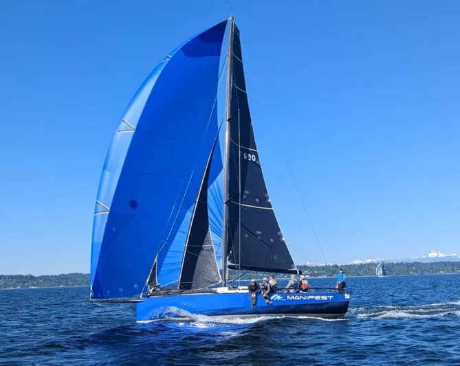 Manifest Yacht Photos Pics 2016 Offshore Racing Van Munster Boats Fred Barrett 35 sailing with blue spinnaker on open water.