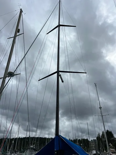 Manifest Yacht Photos Pics Sailboat mast of 2016 Offshore Racing Van Munster Boats Fred Barrett 35 under cloudy sky.