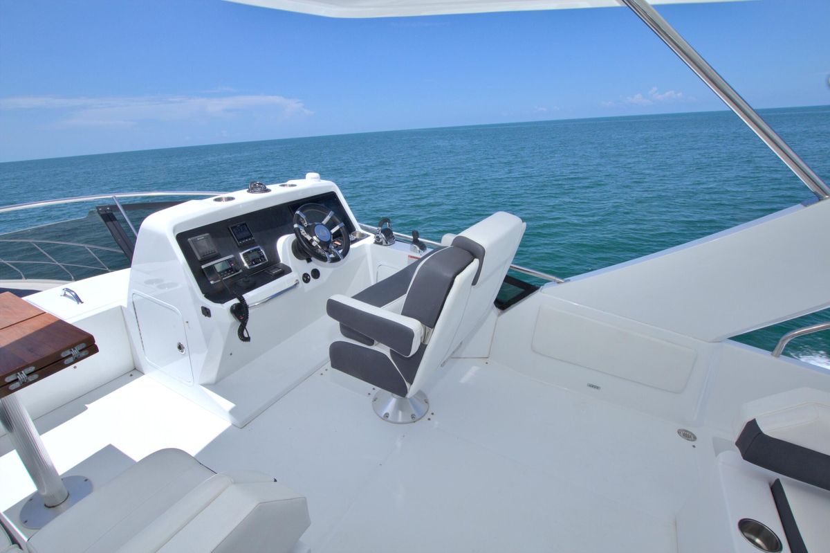 2018 Cruisers Yachts 54 