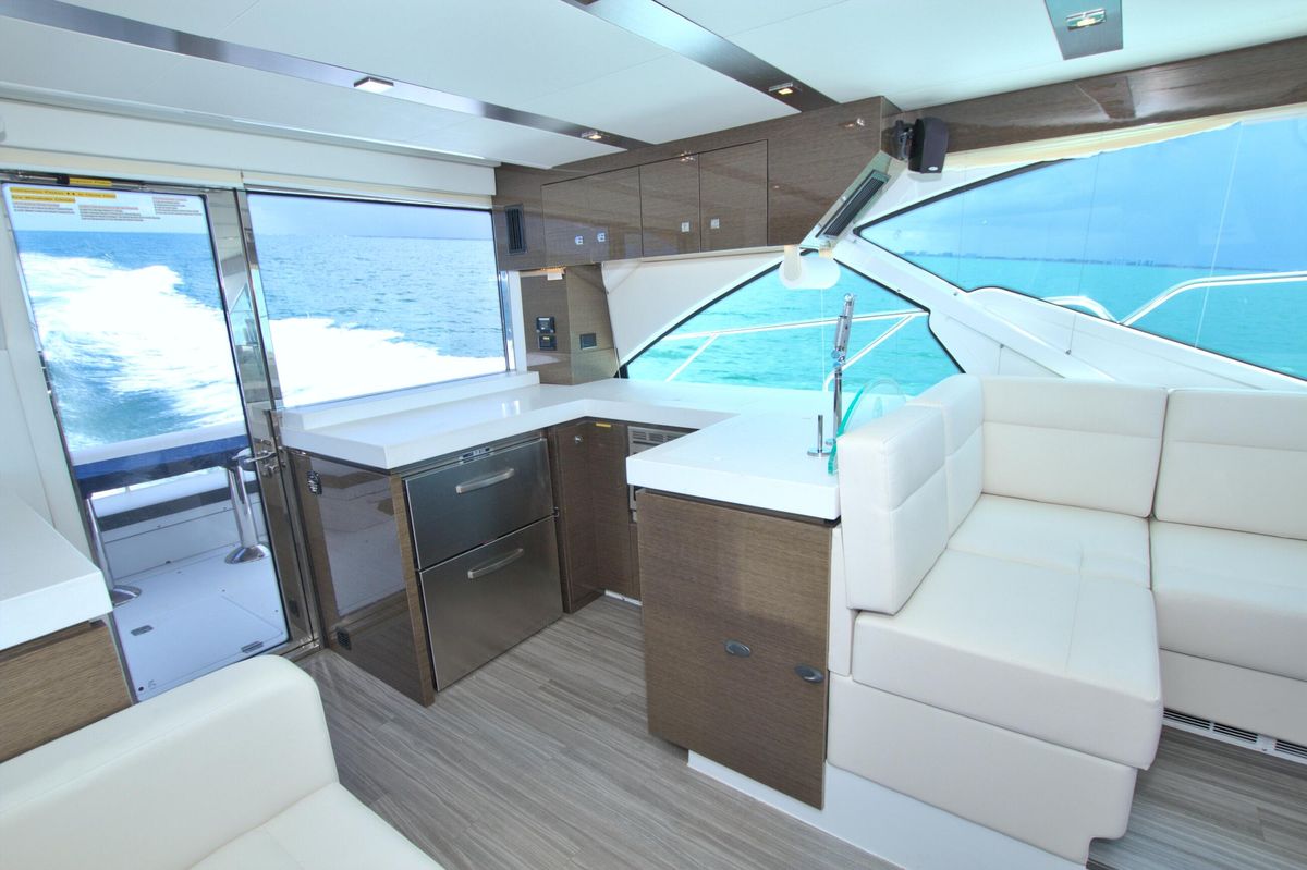 2018 Cruisers Yachts 54 