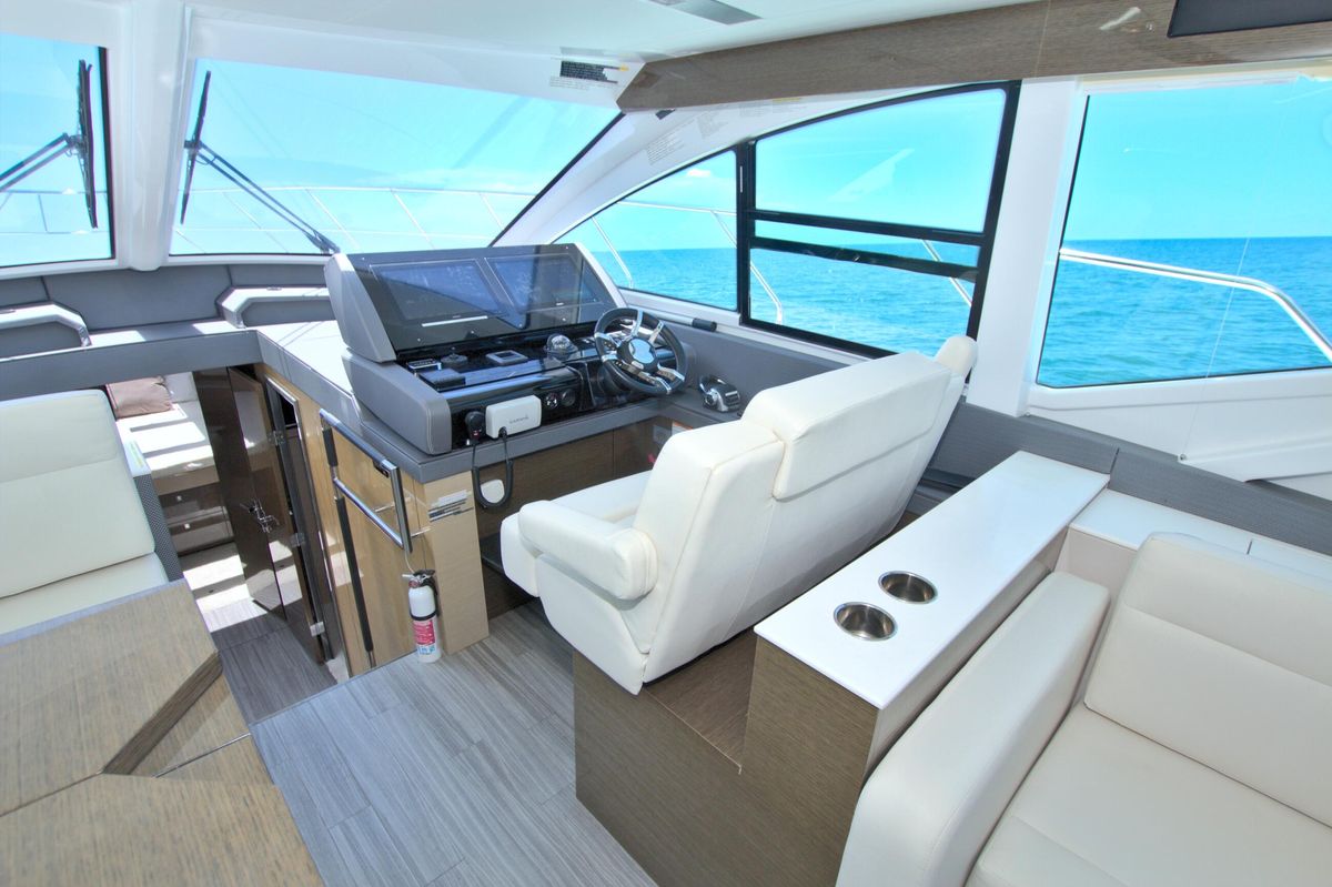 2018 Cruisers Yachts 54 