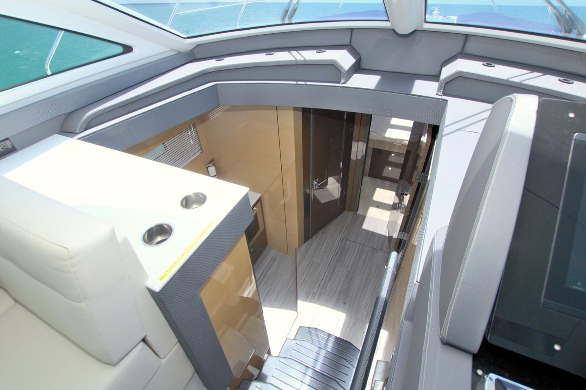 2018 Cruisers Yachts 54 