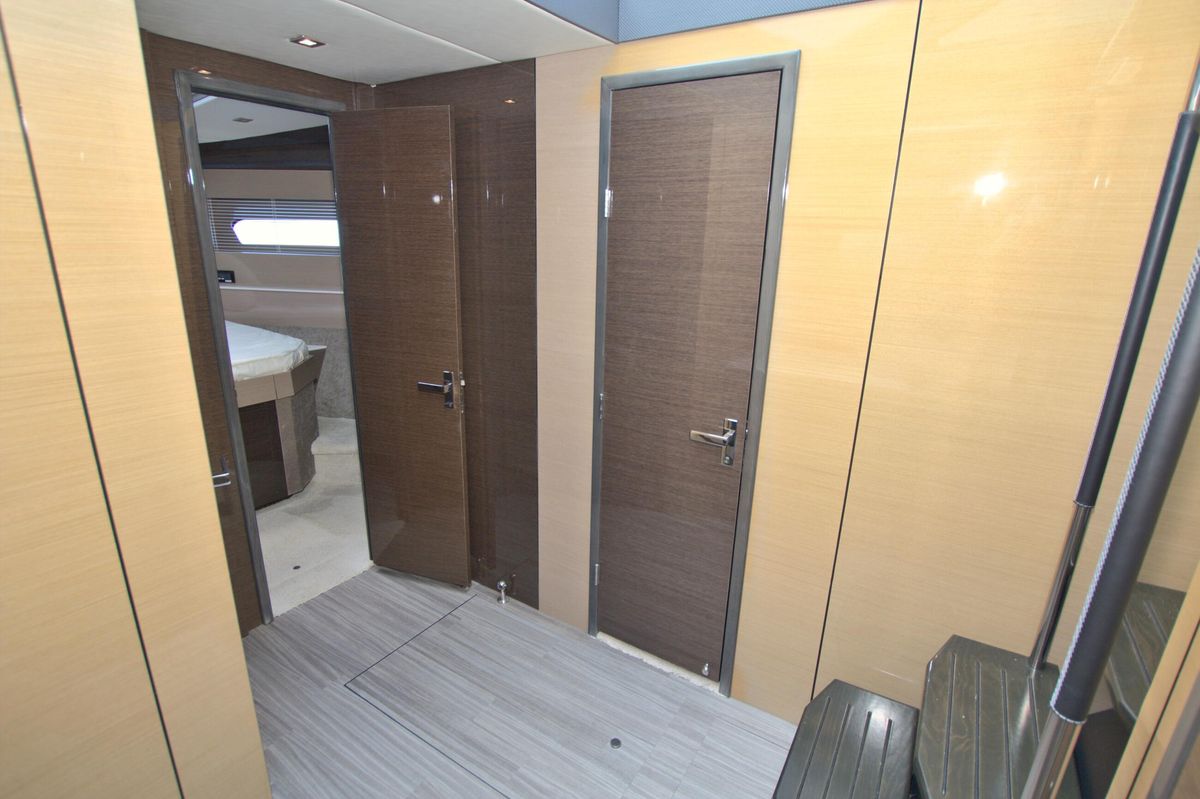 2018 Cruisers Yachts 54 