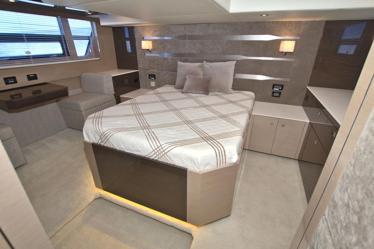 2018 Cruisers Yachts 54 