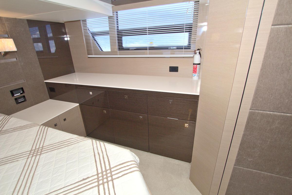 2018 Cruisers Yachts 54 