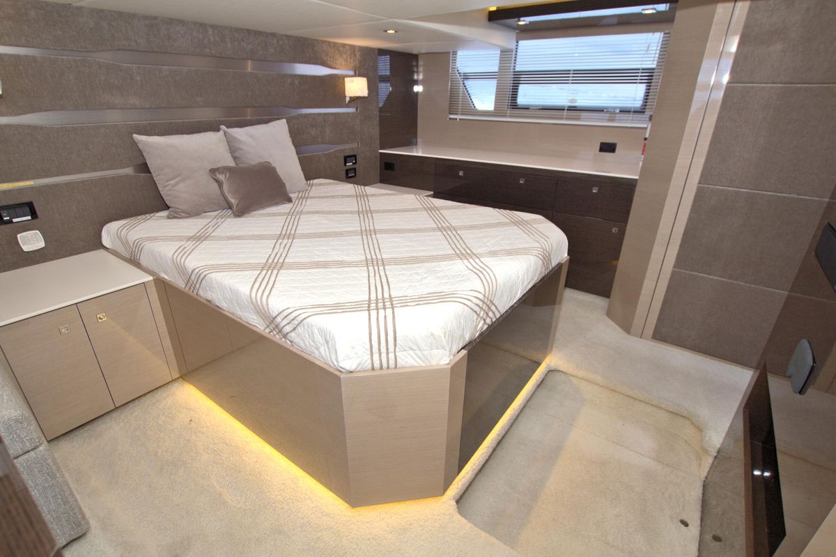 2018 Cruisers Yachts 54 