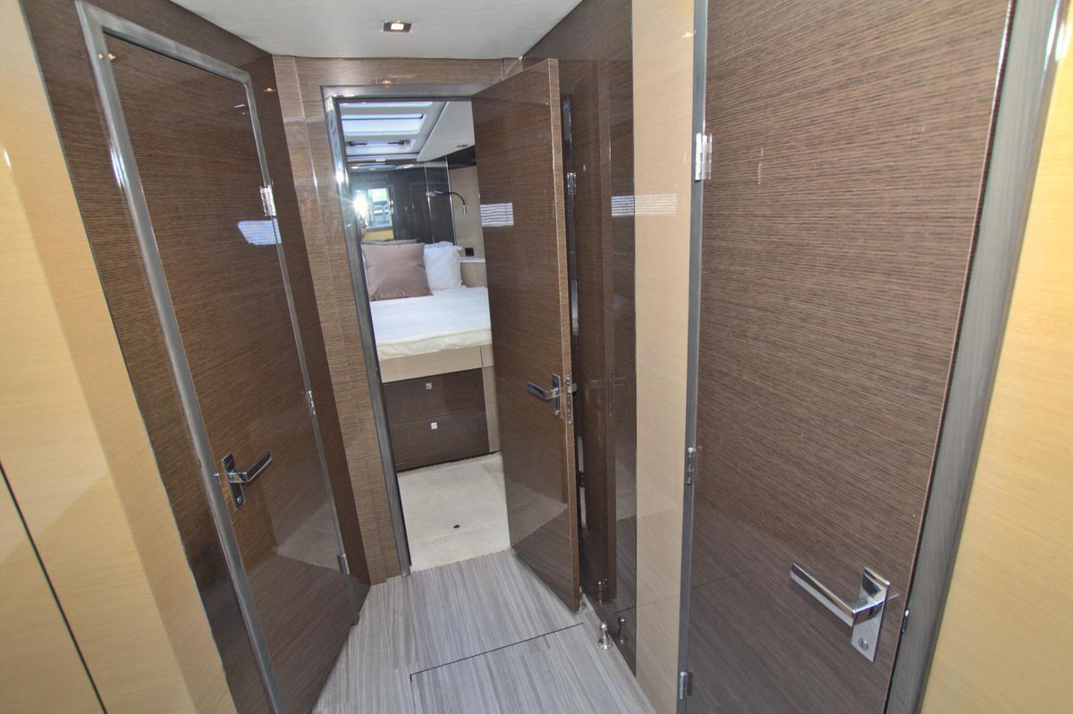 2018 Cruisers Yachts 54 