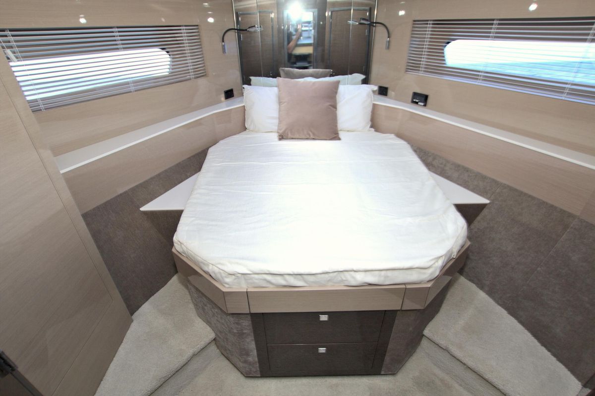 2018 Cruisers Yachts 54 