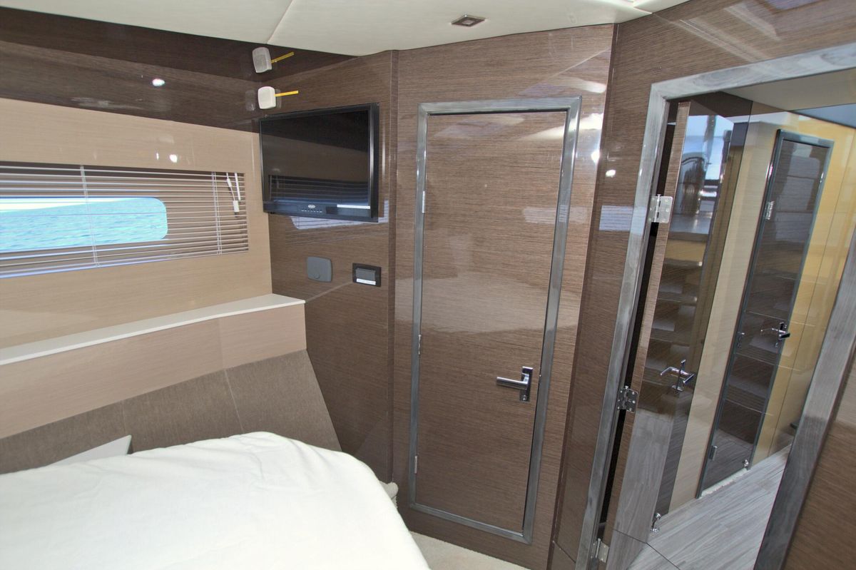2018 Cruisers Yachts 54 