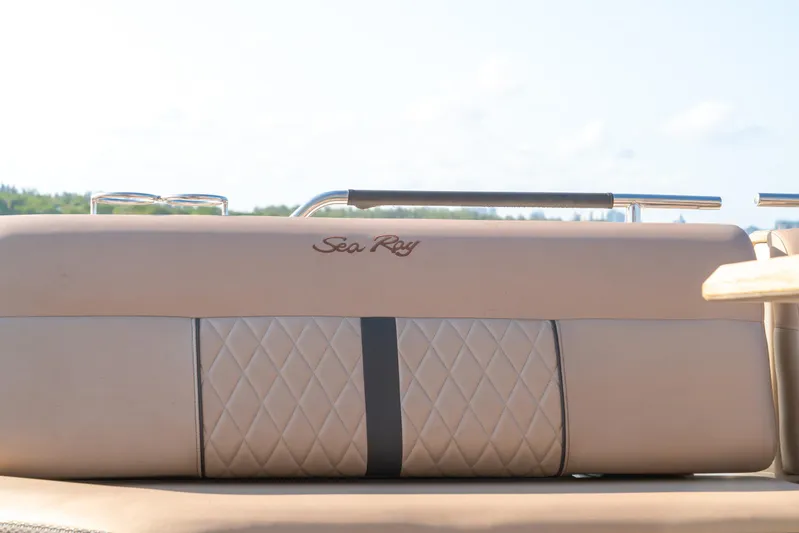  Yacht Photos Pics 2018 Sea Ray SLX 400 boat seat with quilted design and logo.
