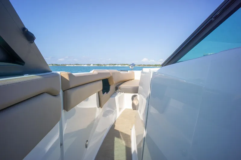  Yacht Photos Pics 2018 Sea Ray SLX 400 boat deck with ocean view and clear blue sky.