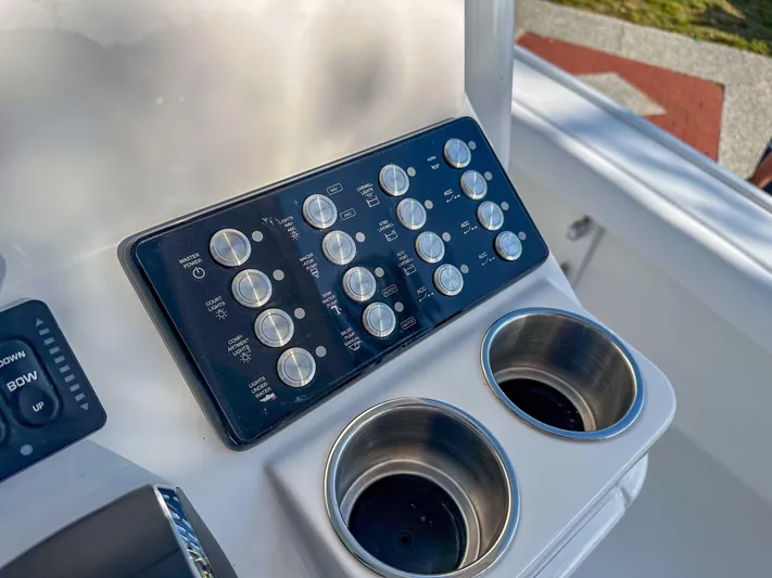 Hybrid Performance Yacht Photos Pics Control panel and cup holders on 2025 Caymas 24 HB boat.