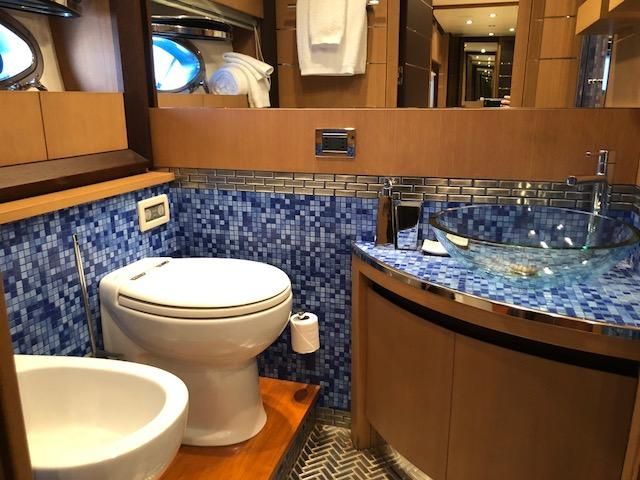 2006 Pershing 121 