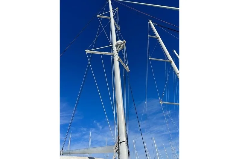  Yacht Photos Pics Masts of a 2018 Lagoon 450 F sailboat against a clear blue sky.