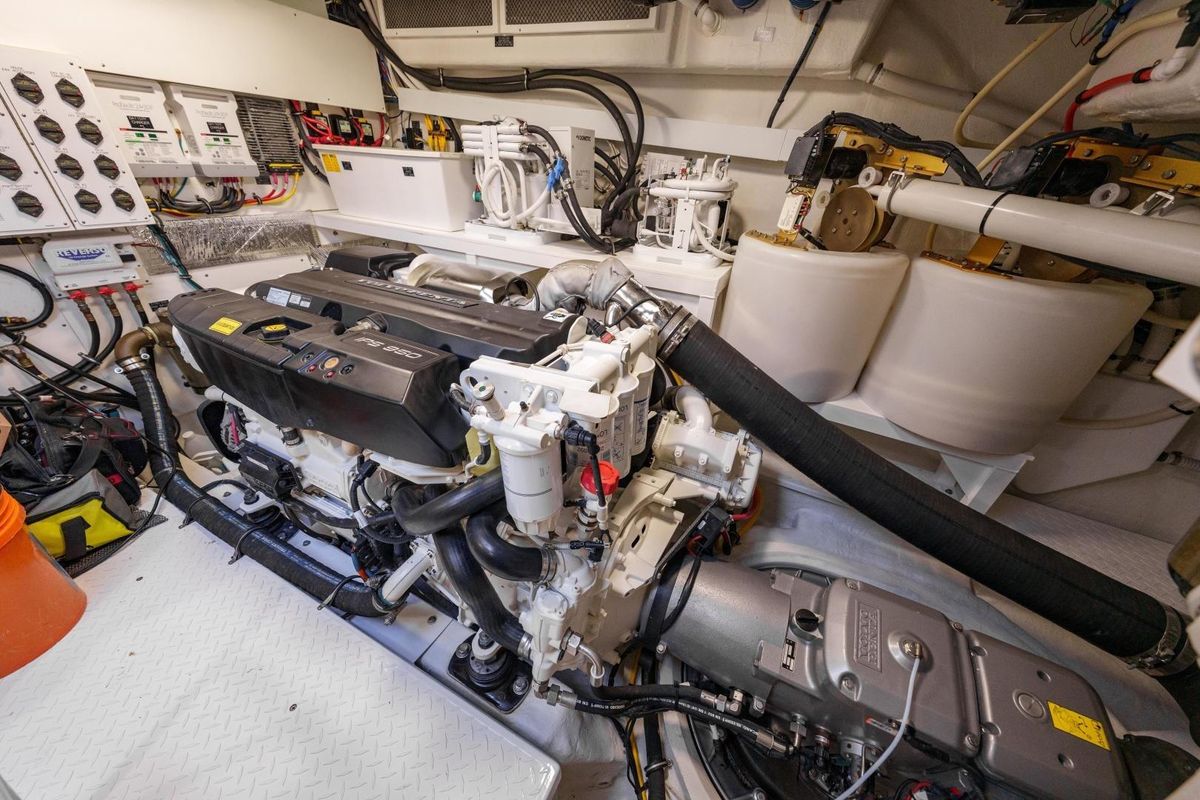 2019 Cruisers Yachts 60 