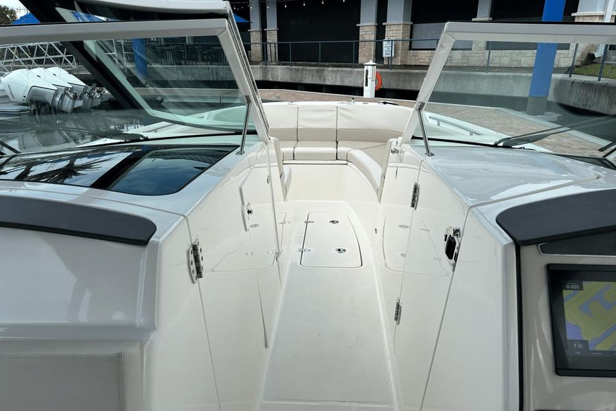 2022 Boston Whaler 320 Vantage