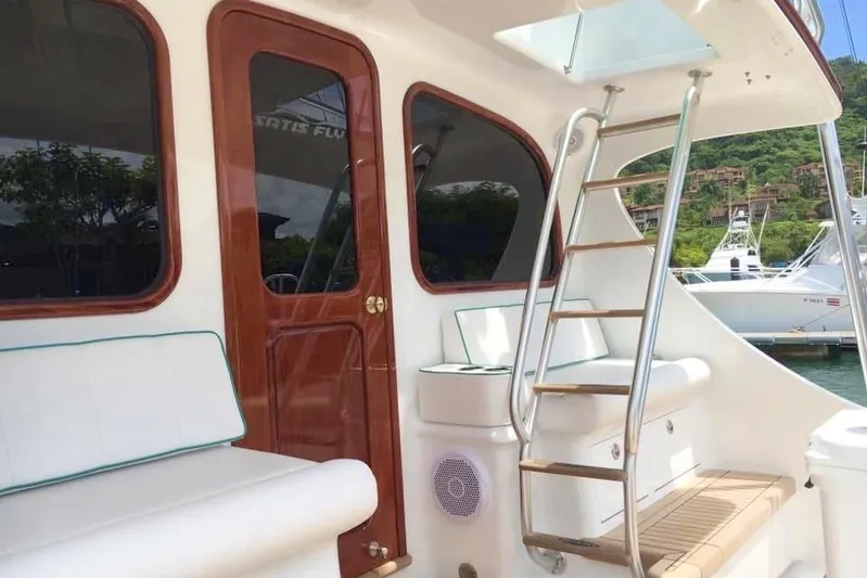 Satis Fly Yacht Photos Pics 2020 Maverick Yachts Costa Rica 50 Sportfish, featuring sleek design and luxurious seating.